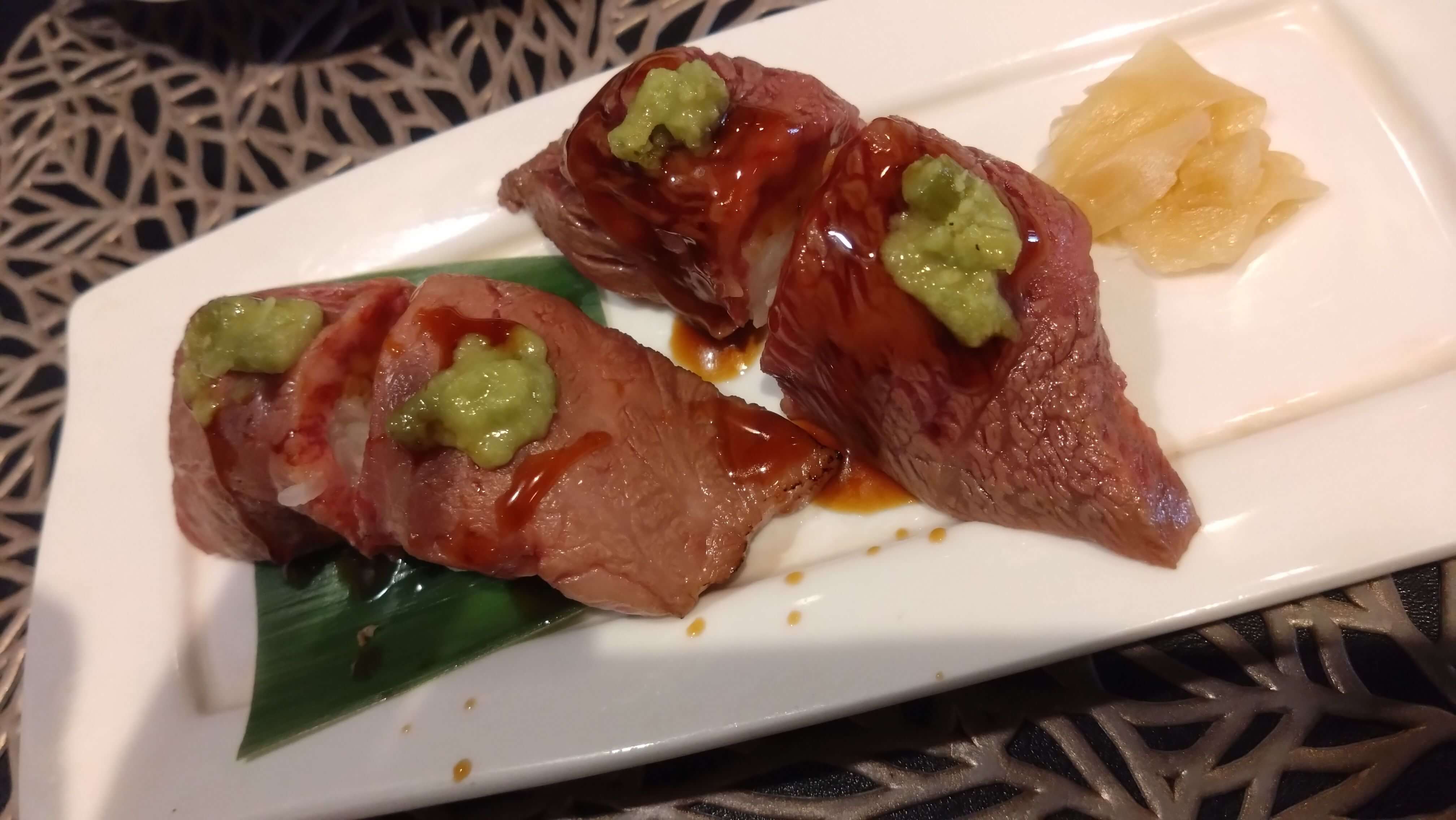 『何だか生々しくて全然美味しそうじやないお肉のお寿司』さわさんさん